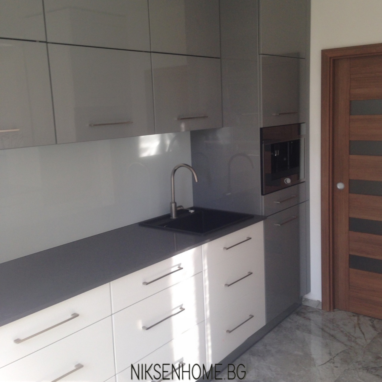 Сребърна луна - модерна кухня в сиво и бяло - Image 8