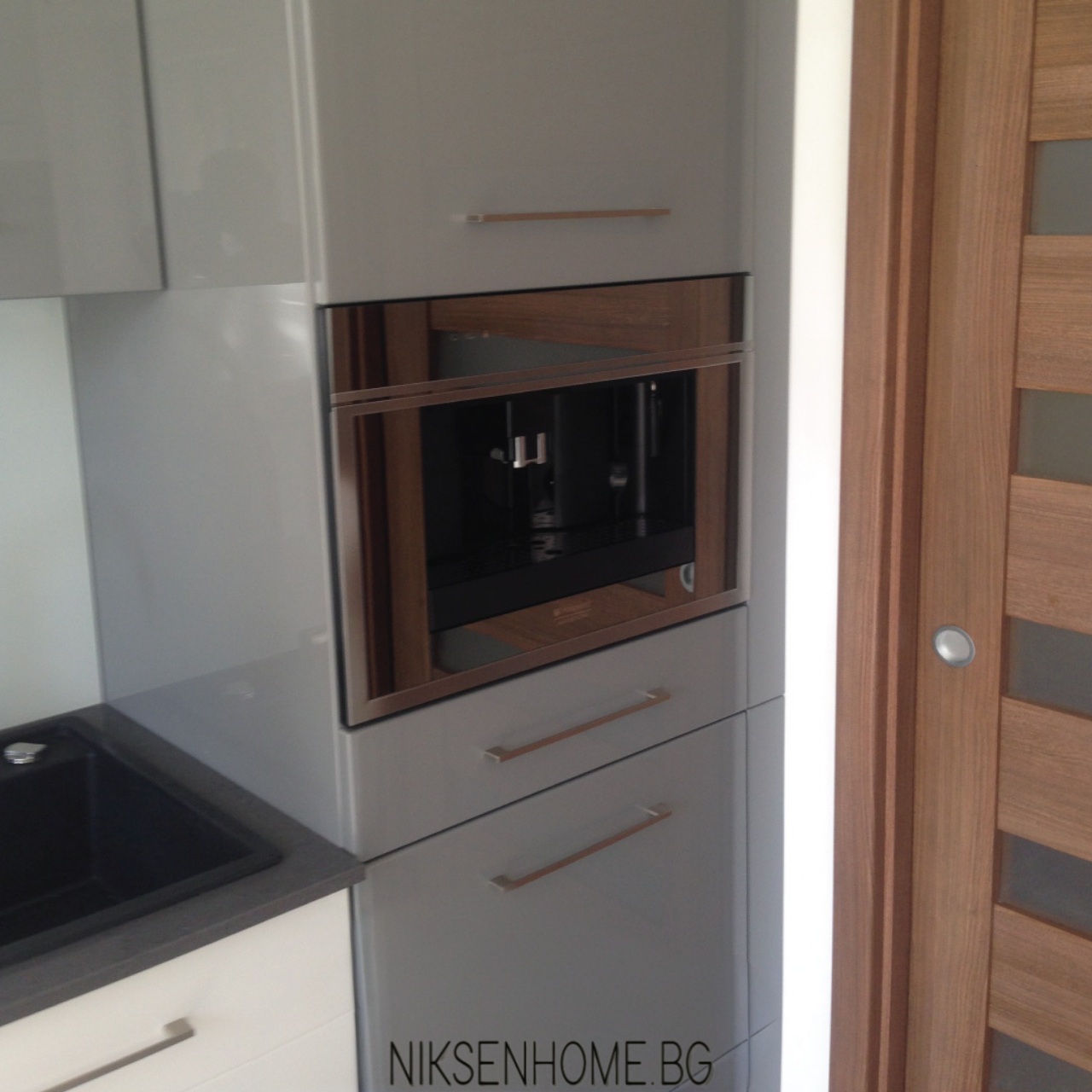 Сребърна луна - модерна кухня в сиво и бяло - Image 7