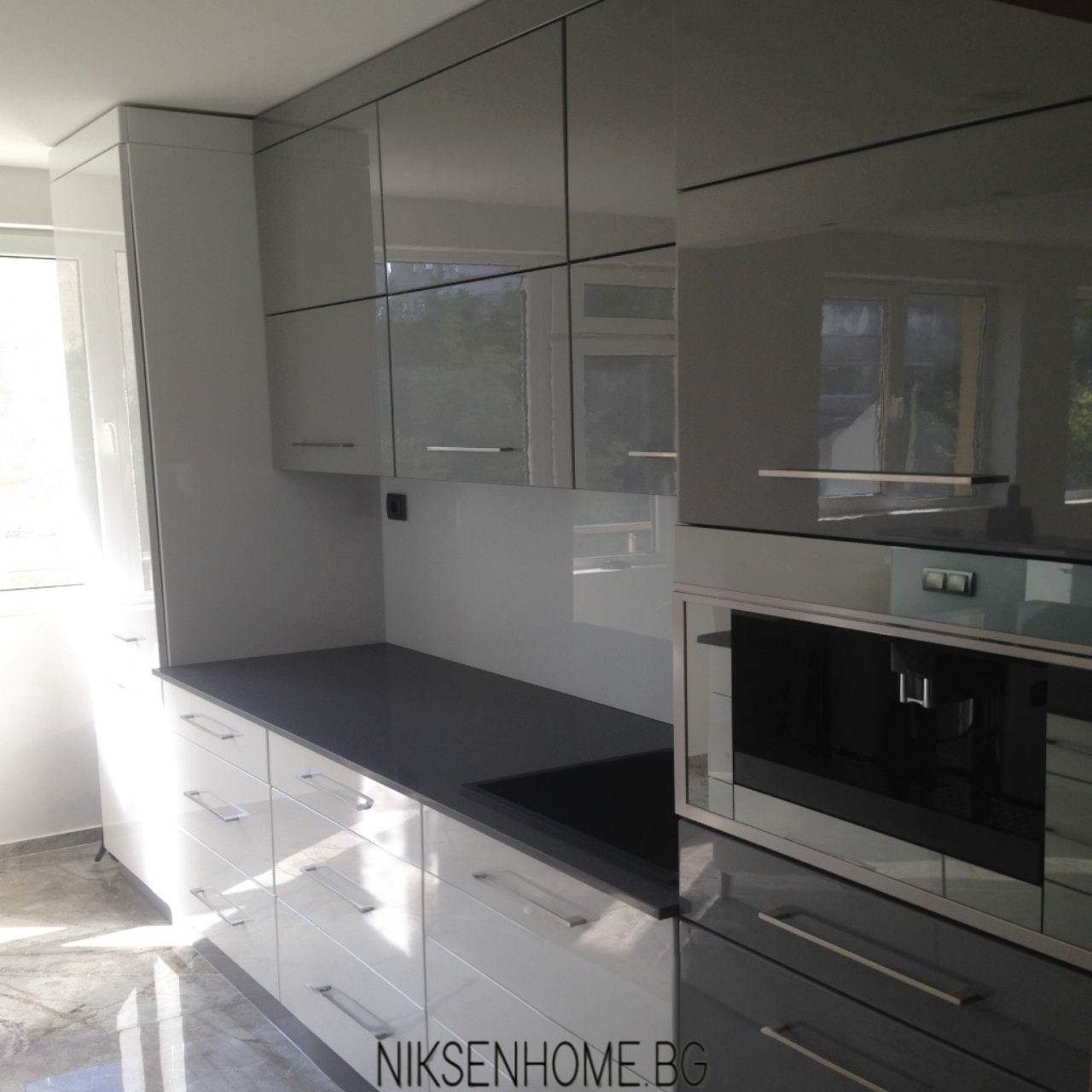 Сребърна луна - модерна кухня в сиво и бяло - Image 6