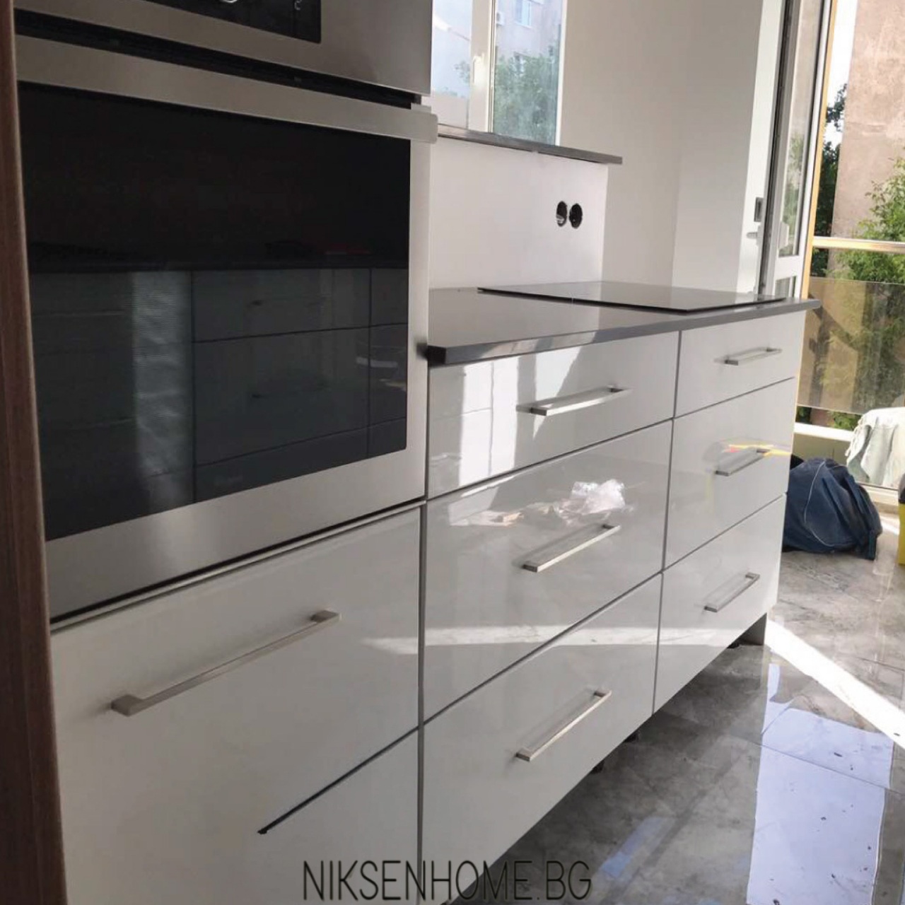 Сребърна луна - модерна кухня в сиво и бяло - Image 5