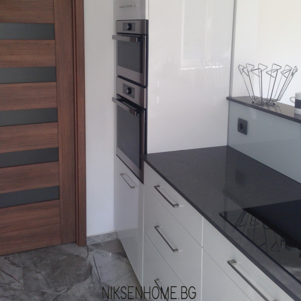 Сребърна луна - модерна кухня в сиво и бяло - Image 4