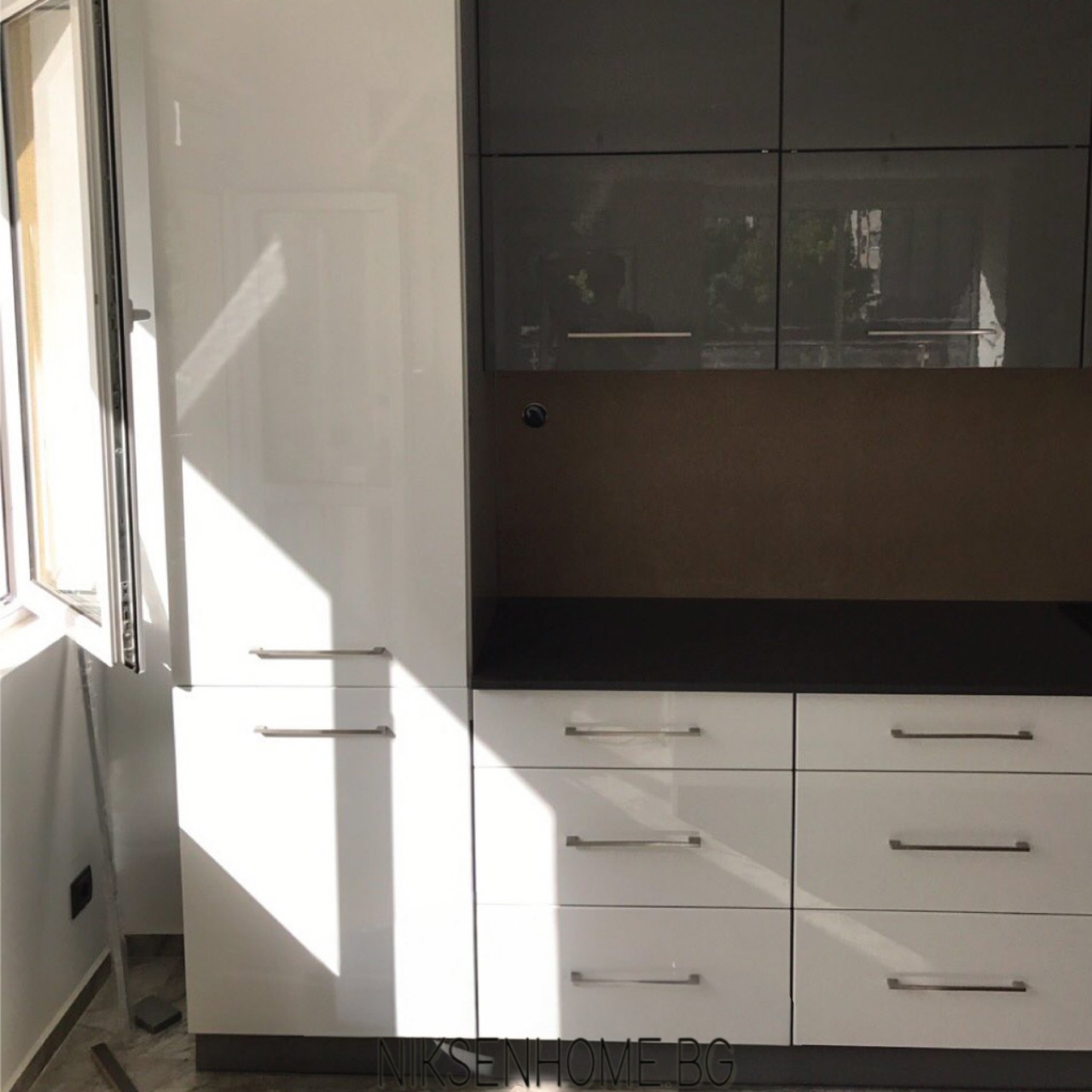 Сребърна луна - модерна кухня в сиво и бяло - Image 3