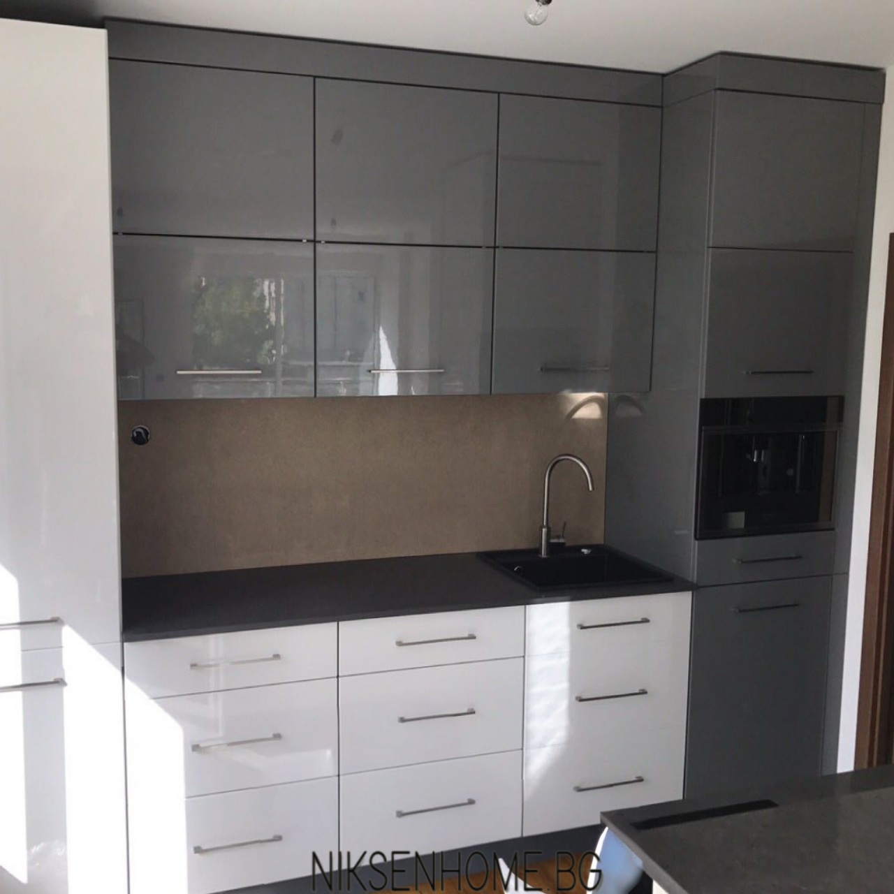 Сребърна луна - модерна кухня в сиво и бяло - Image 2