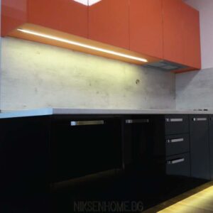 Свежо начало - модерна кухня в оранжево и черно