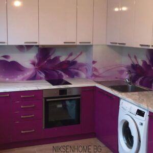 Творчество в лилаво - кухня с принт стъкло на цветя