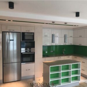 Зелено кафе - модерна кухня с беж и технически камък