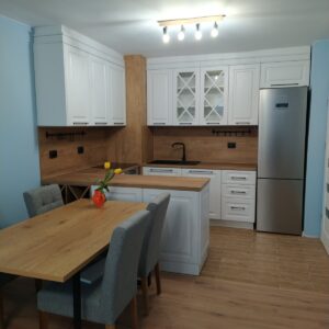 Валенсия - РЕТРО КУХНЯ С КОРНИЗИ И МДФ ВРАТИ С ФРЕЗОВКА