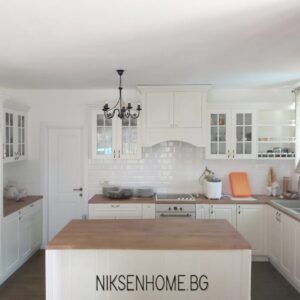 Пепеляшка - класическа ретро кухня с мдф и масивни декорации