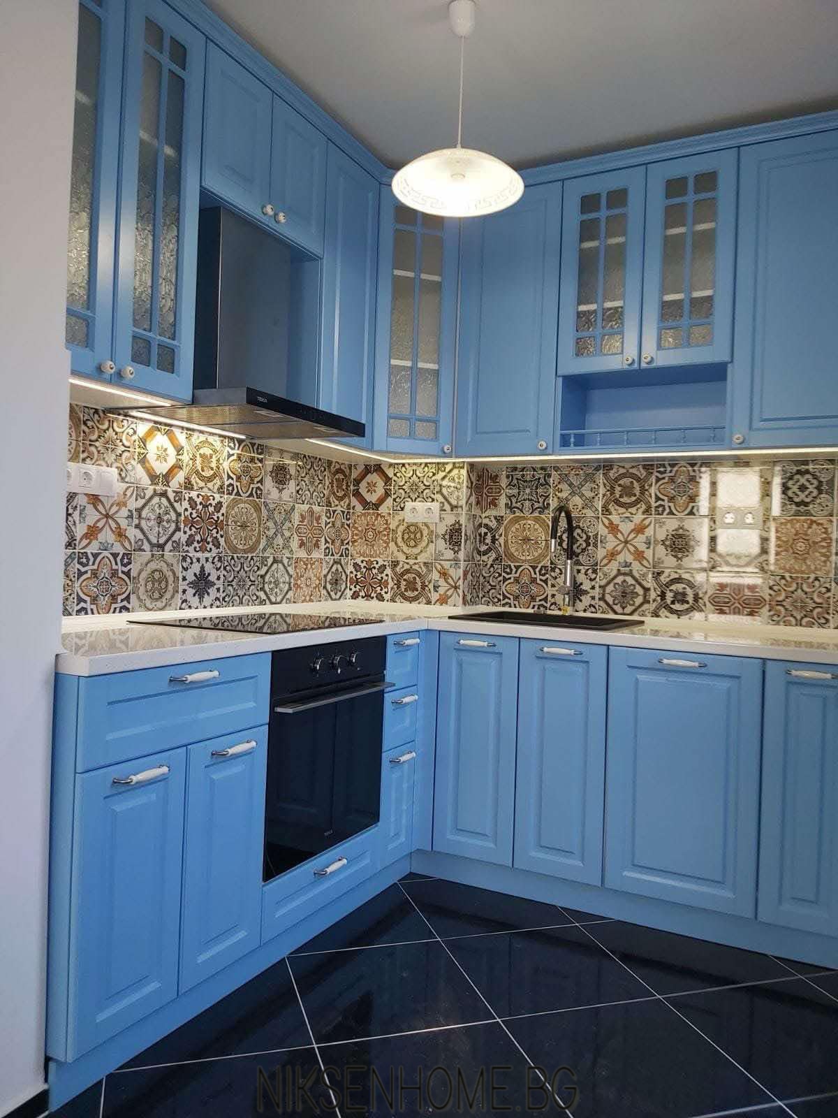 Welcome-to-Morocco-ретро-кухня-в-небесно-синьо